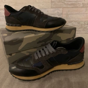 Valentino Rockrunner sneakers - Tja säljer dessa valentino sneakers i mycket bra skick däremot är skolådan lite repig, ifall ni några funderingar är det bara att fråga!!