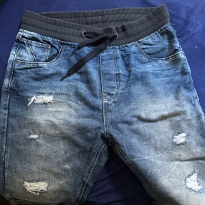 2 st Blås jeansshorts  - Snygga blå jeansshorts från FSBN med slitna detaljer och en bekväm resårmidja med snörning. Perfekta för en avslappnad stil.
