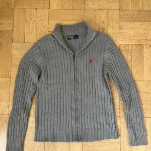 Ralph Lauren Full Zip - En riktigt najs Polo Ralph Lauren full zip/cardigan som tyvärr inte passar mig längre. Nu säljer jag den endast för 399 så först till kvarn! Skriv vid övriga frågor eller för fler bilder🙌🏼