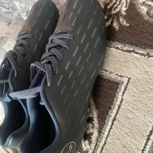 Svarta fotbollsskor - Snygga fotbollsskor helt nya inga skador perfekt till present till nån 