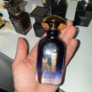 Parfymflaska från Widian - Helt ny använd 2 spray. För stark för mig. Men tjejerna kommer dö för dig när du sätter på dig den.Nypros 2999… elegant parfymflaska från Widian med en djupblå färgton och gyllene detaljer. Flaskan pryds av en stiliserad bild av Big Ben, vilket ger en lyxig och sofistikerad känsla. Den har en rundad gyllene kork som kompletterar designen perfekt.