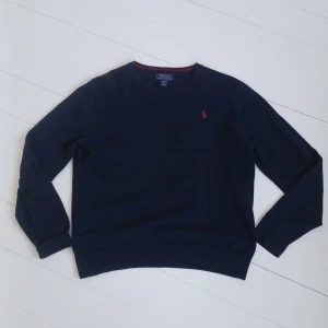 Mörkblå tröja från Ralph Lauren - Säljer en stilren mörkblå tröja från Ralph Lauren. 