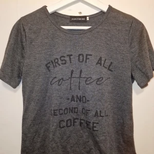 Grå t-shirt - Grå t-shirt perfekt för kaffeälskare. Skön och stilren design som passar till vardags. Garderobsrensning så kika gärna på övriga auktioner.