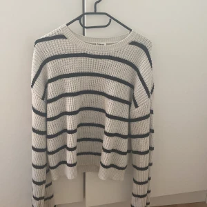 Vit och svart randig stickad tröja från Kappahl  - Säljer en  vit stickad tröja med svarta ränder från Kappahl . 