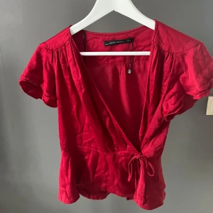 Röd blus från Zara - Snygg röd blus från zara.