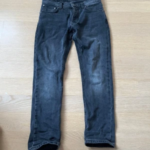 Nudie jeans - Säljer dessa feta nudie jeans i modellen grim tim. De är i storlek 29/28. Jeansen är i ett okej skick men det finns tecken på användning. Skriv vid minsta fundering eller fråga. 