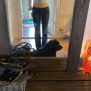 Mörkblå bootcut jeans - Snygga mörkblå jeans med en tight passform. De är lågmidjade och har en klassisk design som passar perfekt till vardags. Jeansen har en rak stil och är tillverkade i ett bekvämt material.