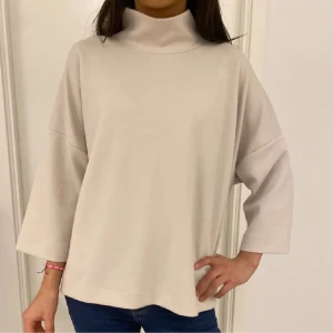 Beige polotröja med trekvartsärm - Säljer en stilren beige polotröja med trekvartsärm, från Carin Wester💖