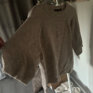 Beige stickad tShirt  - Mysig beige stickad tröja från lager 157, stickad t shirt med trekvartslånga ärmar, använd ungefär 2 gånger.
