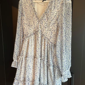 Klänning  - Mönstrad klänning från vero Moda. Storlek M, normal i storleken. Inköpt 2 somrar sedan, använd en gång. 100kr eller bud.
