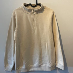 Beige halfzip från Primark - Säljer en beige tröja från Primark med halfzip. Mjukt material. Bra skick.