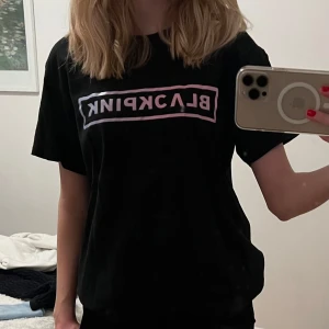 Svart BLACKPINK t-shirt  - Svart t-shirt med BLACKPINK tryck på framsidan och medlemmarnas namn på baksidan. Inte äkta merch. Använd max 3 gånger och har inga skador! Pris kan diskuteras!