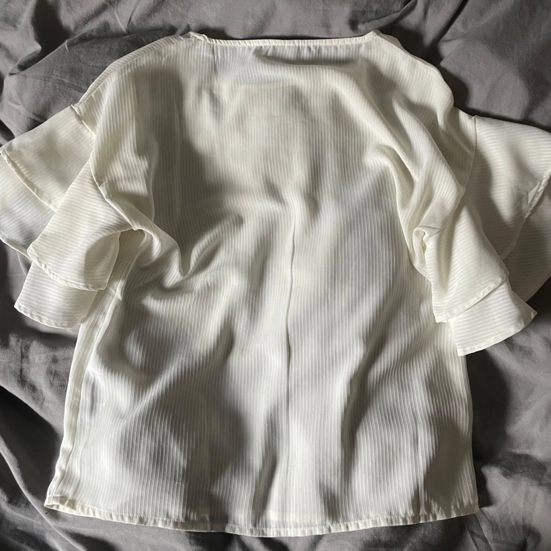 Vit blus med volangärmar - 2