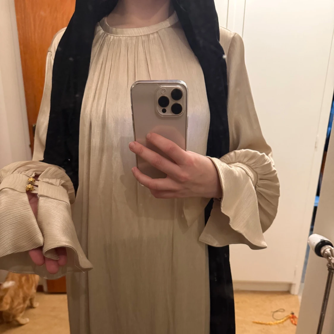 Beige långklänning med vida ärmar - 1