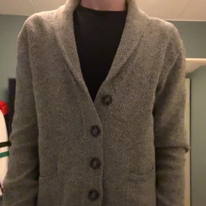 Stickad cardigan/kofta  - Säljer denna riktigt feta stickade cardiganen/kofta med knappar från bodyguard. Tröjan är i riktigt bra skick. Skriv om du har någon fundering!😊