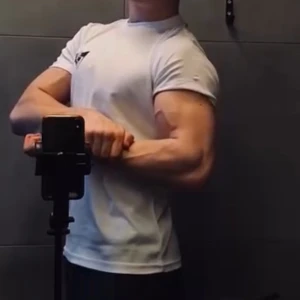 Snygga vita tränings T-shirts - Snygg vit tränings T-shirt för ett billigt pris. Produkten är inte använd utan vi använder oss utav plick som en hemsida🔥tröjorna finns i Storlekar Från XS-XL priserna är 199kr/st