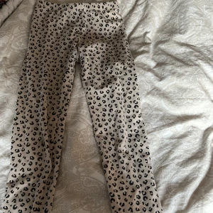 Leopardmönstrade leggings från H&M - Snygga beige leggings från H&M med ett coolt leopardmönster. Perfekta för att lägga till lite mönster i din outfit. De är stretchiga och bekväma, vilket gör dem idealiska för vardagsbruk.på sista bilden visas lite fläckar som jag är osäker på om de går bort därav priset ❤️‍🔥