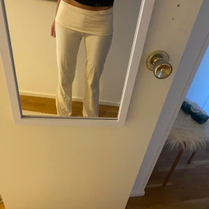 Beige byxor - Snygga beige byxor med bootcut-stil och hög midja. Perfekta för en avslappnad look.