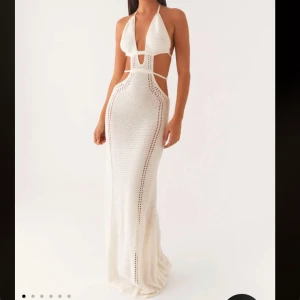 Vit virkad långklänning - Snygg vit virkad långklänning, passar perfekt till sommaren, helt oanvänd , ( modellen på bilden är 170 cm ) 