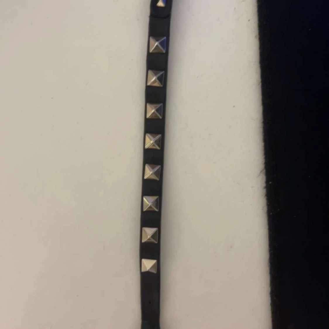 Svart armband med nitar - 3