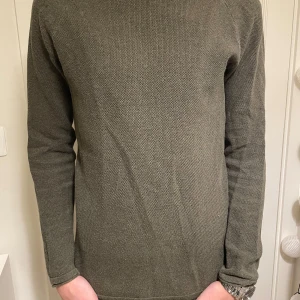 Olivgrön långärmad tröja - Skön tröja i en snygg olivgrön färg. Ofta använd men utan defekter. Tveka inte att höra av dig om du har några frågor.