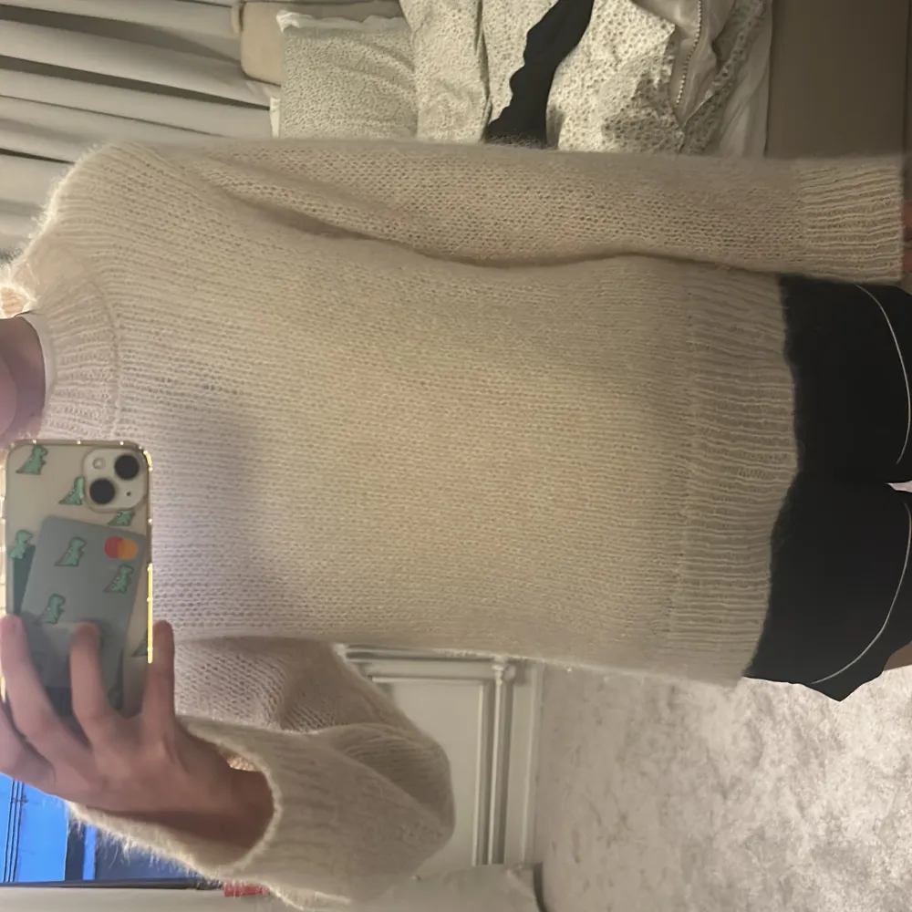 Så fin och mysig stickad tröja till vintern, den värmer jätte bra och är jätte fin! Passar bodde S och M/ Pris diskuteras och fråga bara om fler bilder💖💖. Neuletakit & Villapaidat.