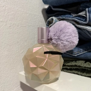 Moonlight Ariana Grande 100 ml - Mängd enligt bild. Har ej original förpackning. 