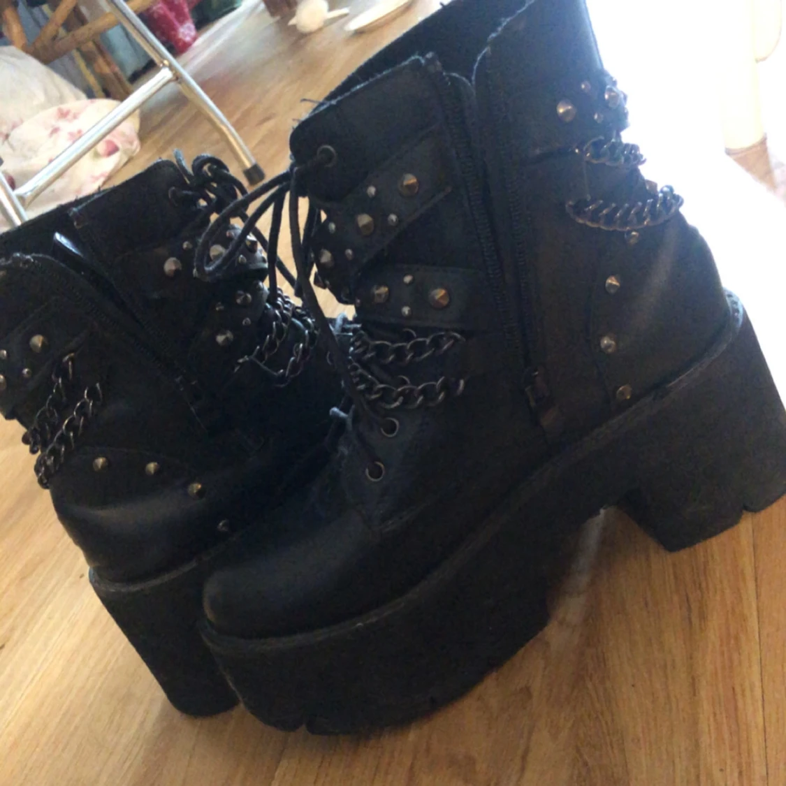 Svarta boots med kedjor och nitar - 2