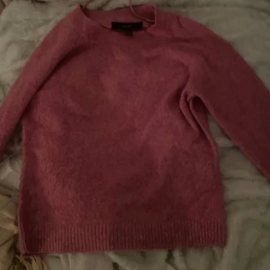 Rosa stickad tröja från Vero Moda - Lite noppring men inget som syns tydligt 