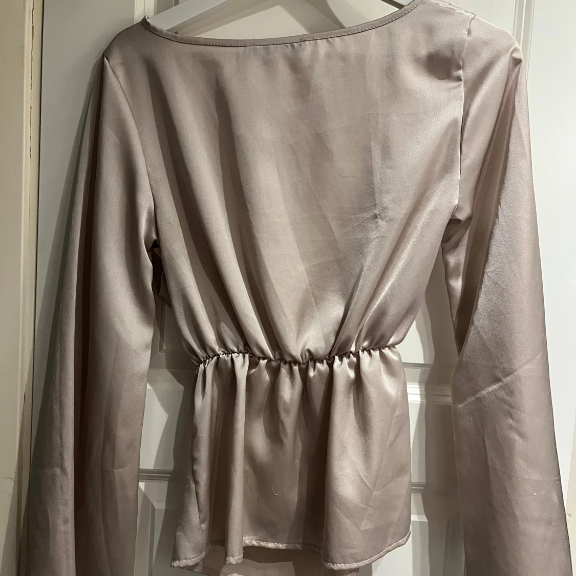 Beige långärmad blus från Boohoo