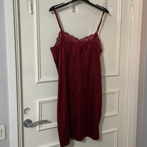 Vinrött nattlinne - Ett vinrött elegant nattlinne. Nattlinnet har används några gånger men är som ny❤️