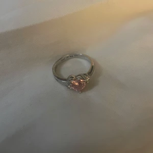 Fuck mitt ex - Silverring med hjärtformad rosa sten rostfri, fuck mitt ex han var toxic och manipulerade mig hoppas han dör💞fin ring ändå men vill verkligen inte ha den (han pratar redan med en ny tjej det har gått 2 veckor) promise ring