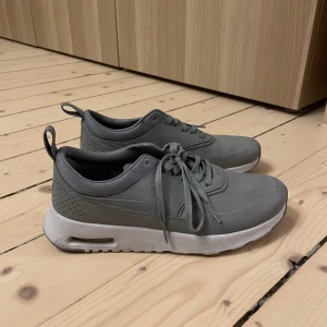 Grå Nike Air Max Thea - Säljer ett par grå Nike Air Max R Thea sneakers. Använda ett fåtal gånger. Storlek 36,5. Mycket skön modell! 