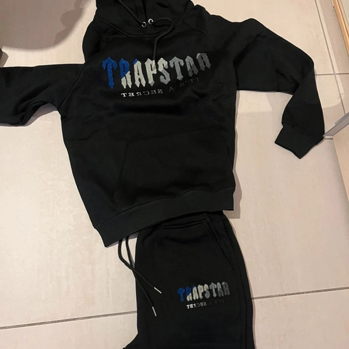 Svart hoodie från Trapstar - 1
