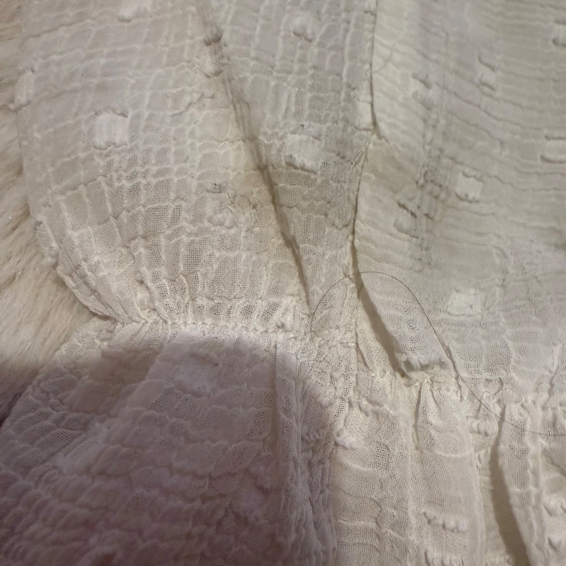 Krämvit/beige prickig blus från Lindex kids - 2