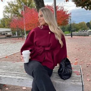 Poncho - Säljer denna jättefina ponchon från missäy då den tyvärr inte kommer till användning💕Pris kan diskuteras