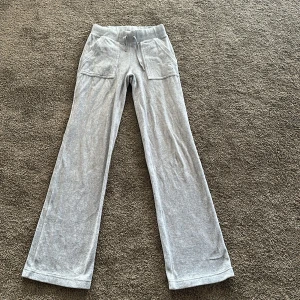 Juicy Couture byxor - Juicy Couture byxor ljusgråa strl XXS fint skick inga hål eller slitningar Nypris 1200