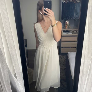 Student klänning  - Superfin lyxig klänning från Soaked In Luxury i krämvit färg. Perfekt klänning till den som vill ha en lite elegantare klänning till student mottagningen eller utspringet. Passar även till vilket tillfälle som helst såklart! Helt oanvänd därav i nyskick💞 Storlek Xs