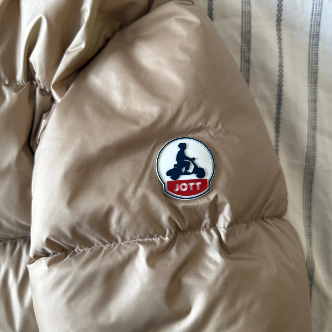 Beige vinterjacka från JOTT - 2