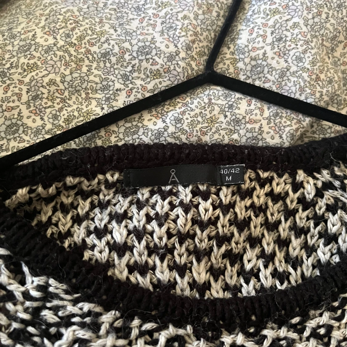 Svart&vit stickad tröja - 2