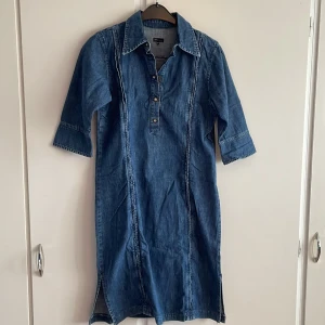  Jeansklänning från Sisters  - Säljer en en jeans klänning från Sisters i storlek 42 men den är liten i storleken och skulle passa 38-40. Längd 100cm från axeln. Rak modell ⭐️