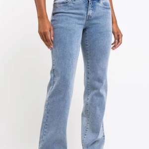 Blå jeans med raka ben - Snygga blå jeans med låg midja och raka ben. De har både fram- och bakfickor samt bälteshällor. Perfekta för en avslappnade stil.
