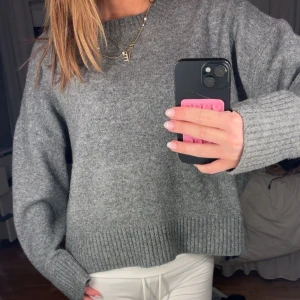 zara stickad - super skön o fin stickad grå från zara! storlek m, perfekt nu när de är kallare, skriv för fler bilder💓