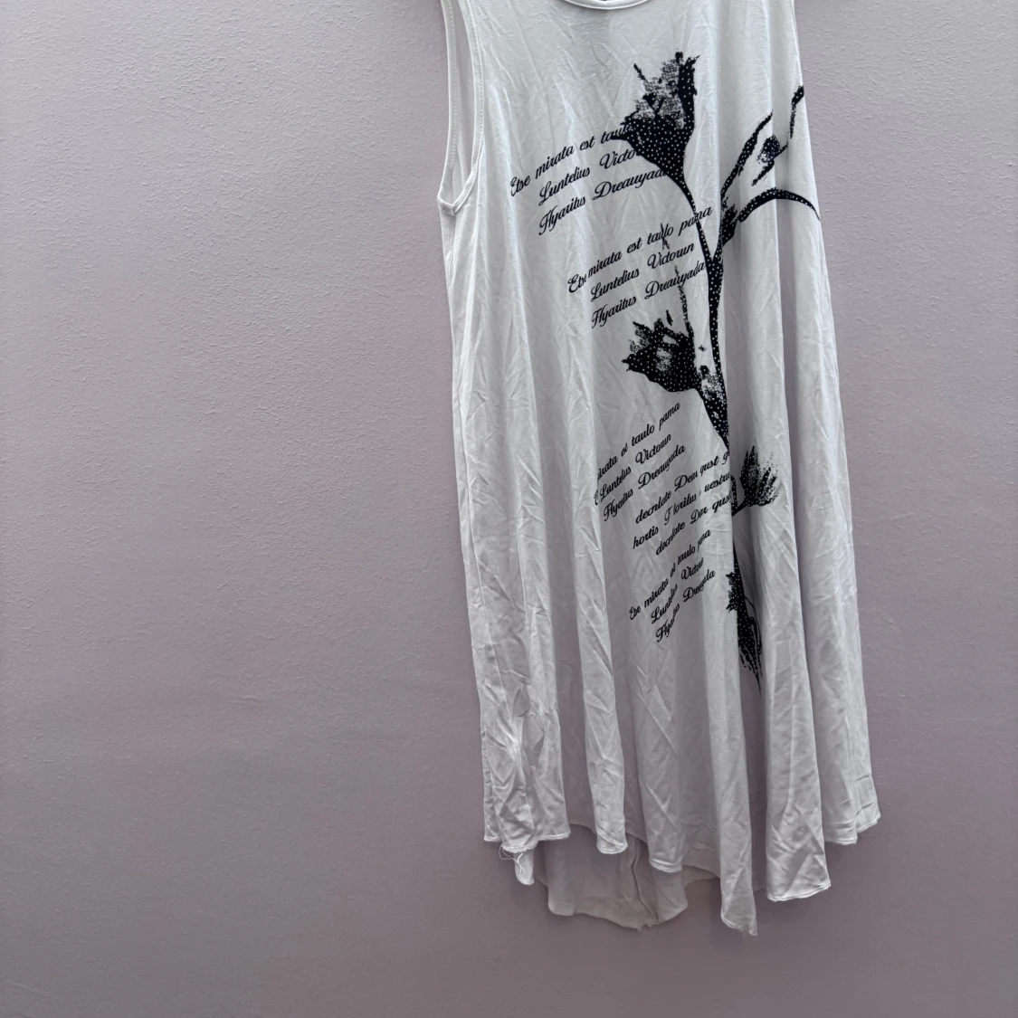 Vit ärmlös klänning med tryck - 1