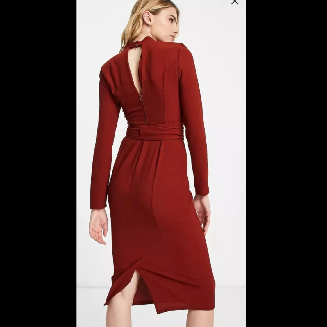 Röd långärmad klänning med knyt - 90