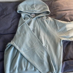 Polar hoodie - Snygg polar hoddie i storleken S. Den är i perfekt skick inga signs på användning.