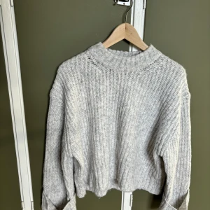 Stickad tröja ginatricot  - Oanvänd utan prislapp. Storlek medium 