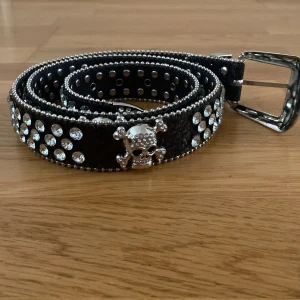 Bälte - Svart bälte med dödskallar, glitter och diamanter. Perfekt skick, säljer pga ingen användning. Skriv privat om du har frågor 💕