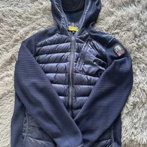Parajumpesr hybridjacka - Parajumpers hybridjacka i S. Tyg ärmar och fodrad fram och baksida. I princip som ny, litet hål på nedre framsidan. Skick 7,5/10. Perfekt nu till hösten då det börjar bli kallare. Såklart äkta, certilo finns! Pris kan diskuteras vid snabb affär! 