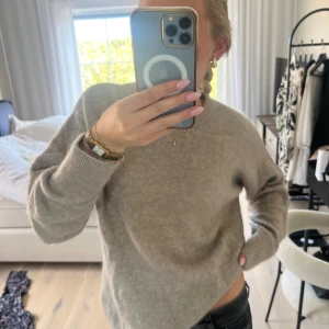 Stickad tröja från & other stories - Stickad tröja från & other stories i nyskick. Köpte den förra året men har endast använt fåtal gånger. Nypris: 890kr